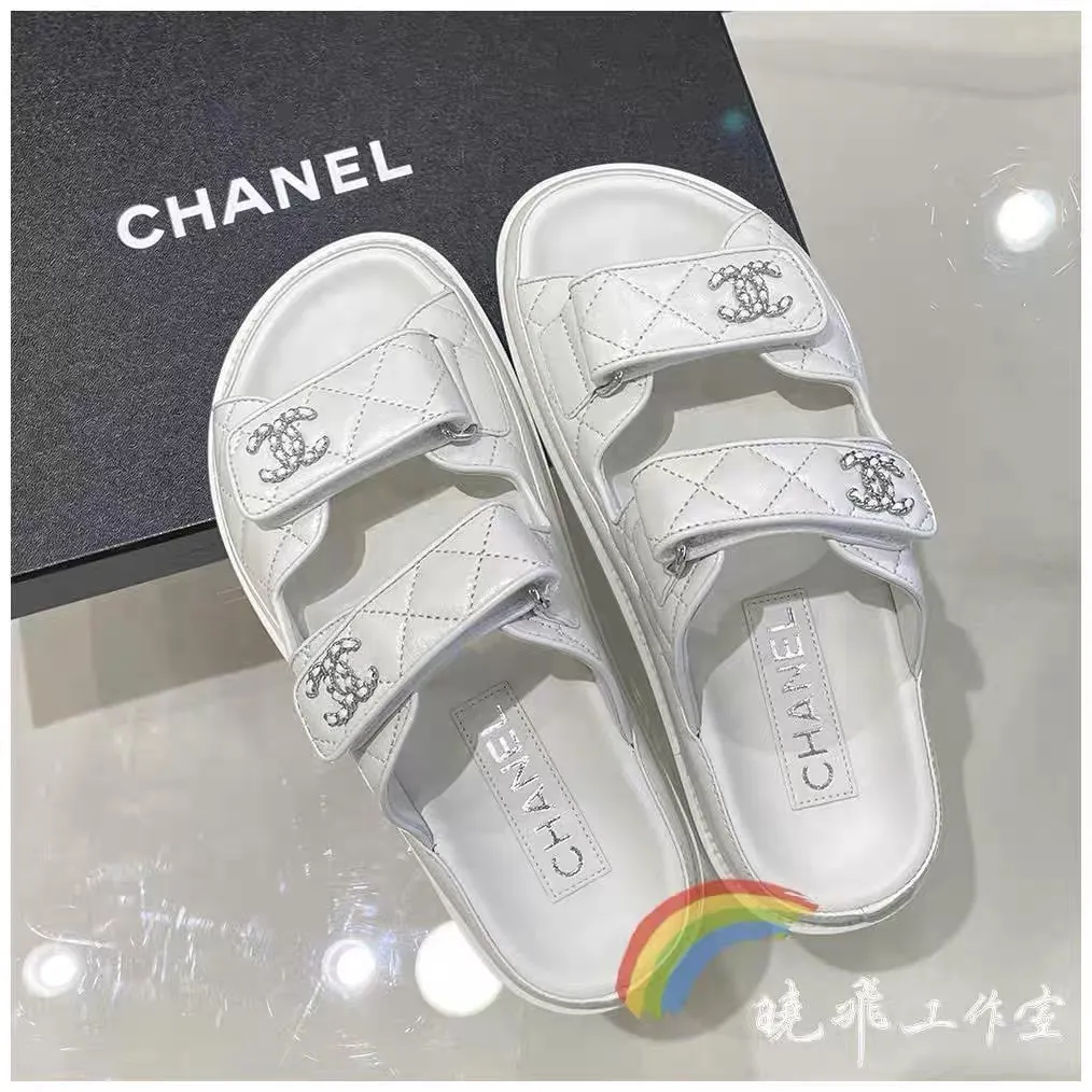 👟👟Ex-factory price 480👟👟 𝑐ℎ𝒶𝓃𝓮𝓁 2024 early spring latest season new Velcro slippers ————————————❤ European purchasing agent & fragrance grandma’s new fashion latest layout 🔛 Small fragrance sandals that exude lasting charm ~ The original development supports any comparison in the market 🆚The so-called smooth and natural lines To restore the original look, many celebrities have recommended it as one of the must-have items for spring. It is super comfortable on the feet! [Top version] ⚫ Size: 35-41 ⚫ Color: white